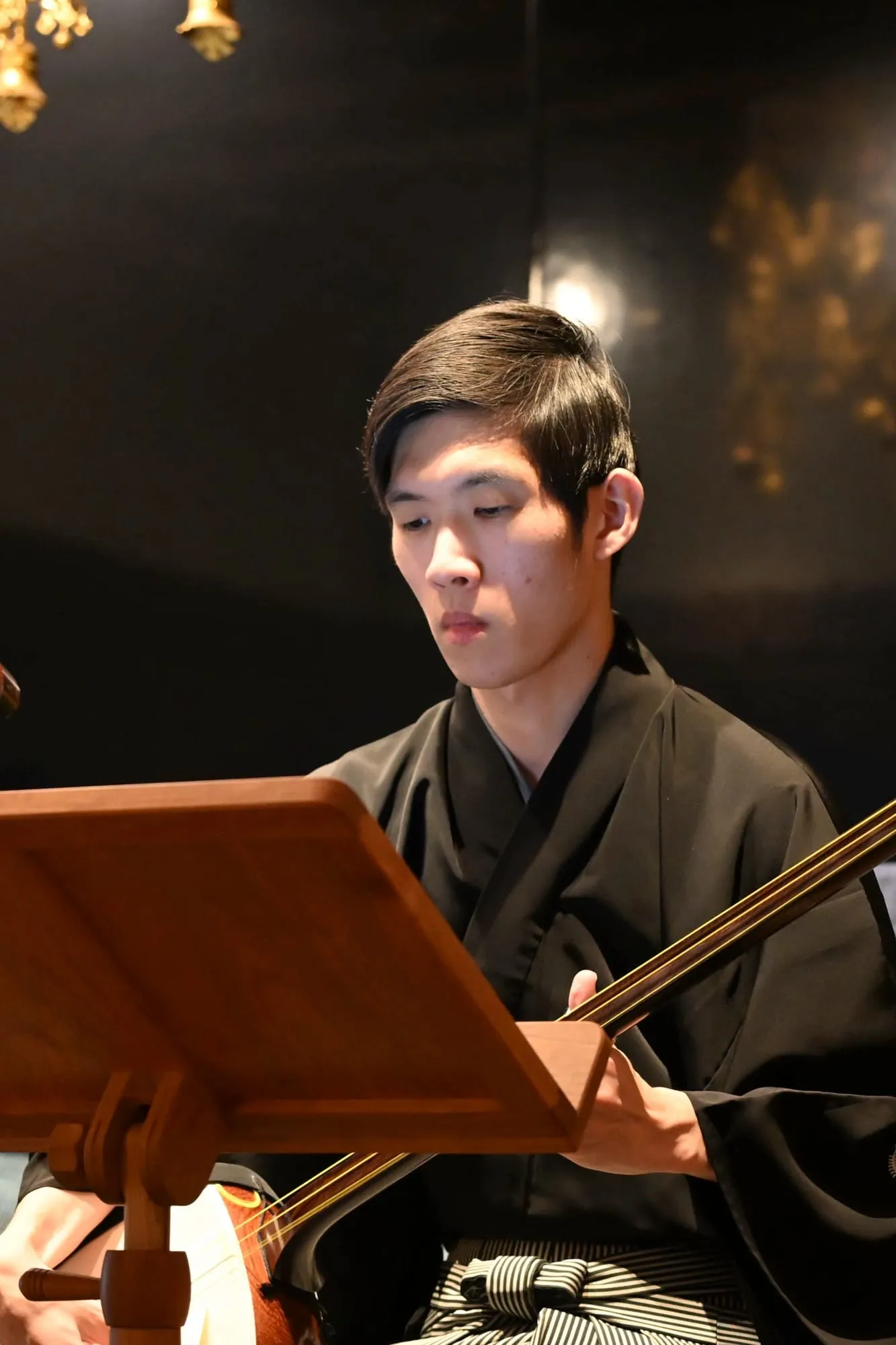 KIKUCHI Mitsutaka performing nagauta shamisen on stage