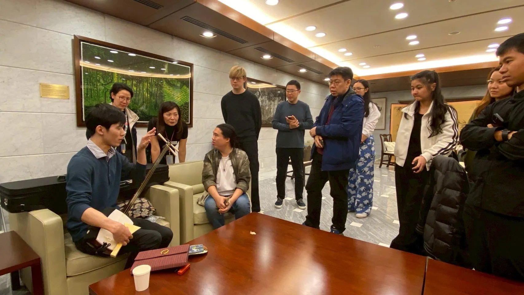 KIKUCHI Mitsutaka teaching shamisen to participants at a workshop